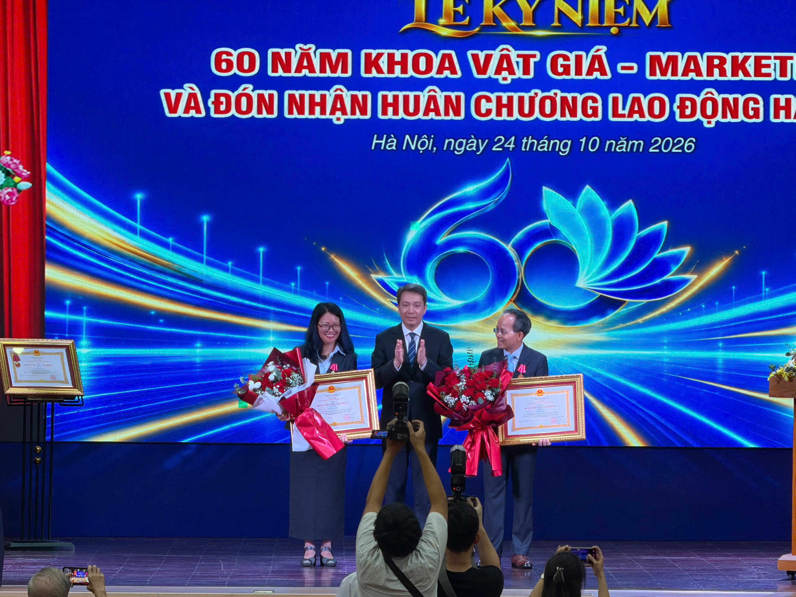 Toàn cảnh không khí trang trọng tại Lễ kỷ niệm 60 năm Khoa Vật giá - Marketing NEU