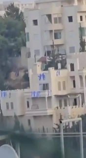 المراسل العسكري الاسرائيلي : قوات الجيش بدأت السيطرة على مبانٍ في مدينة الخليل لتعزيز سيطرتها على محاور الطرق المؤدية إلى المستـوطنات الإسرائيلية، كما...