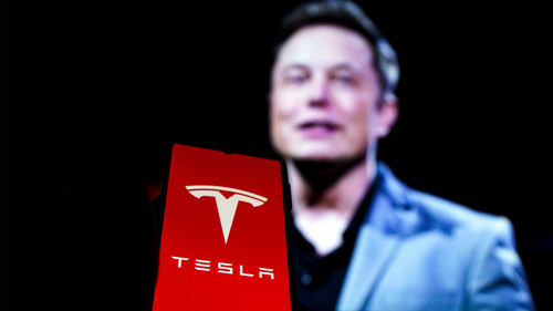 Tesla Elon Musk Rokas Tenys shutterstock 2147719465 gID 7.1
