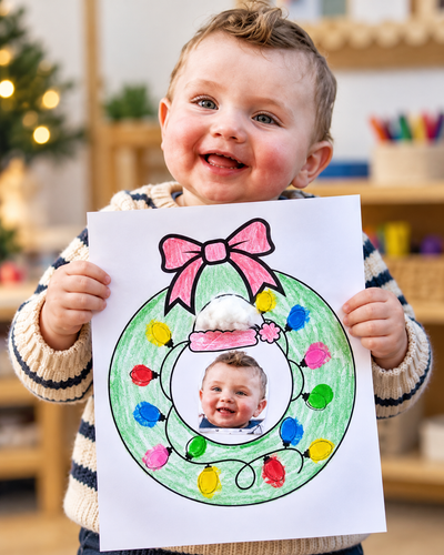 Criança sorridente com guirlanda natalina artesanal.2