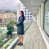 Gabriele Kleid im Lederrock und Lederblazer