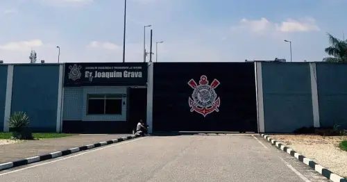 Gaviões da Fiel exigem mudanças após nova crise do Corinthians em protesto no CT