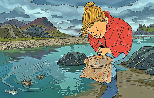 Ein blondes Mädchen in roter Jacke hockt mit einem Keschernetz am Rand eines Felswassers und beobachtet Krabben und einen kleinen Fisch im klaren Wasser, während schroffe Berge und eine entfernte Burgruine unter einem wolkenverhangenen Himmel aufragen.