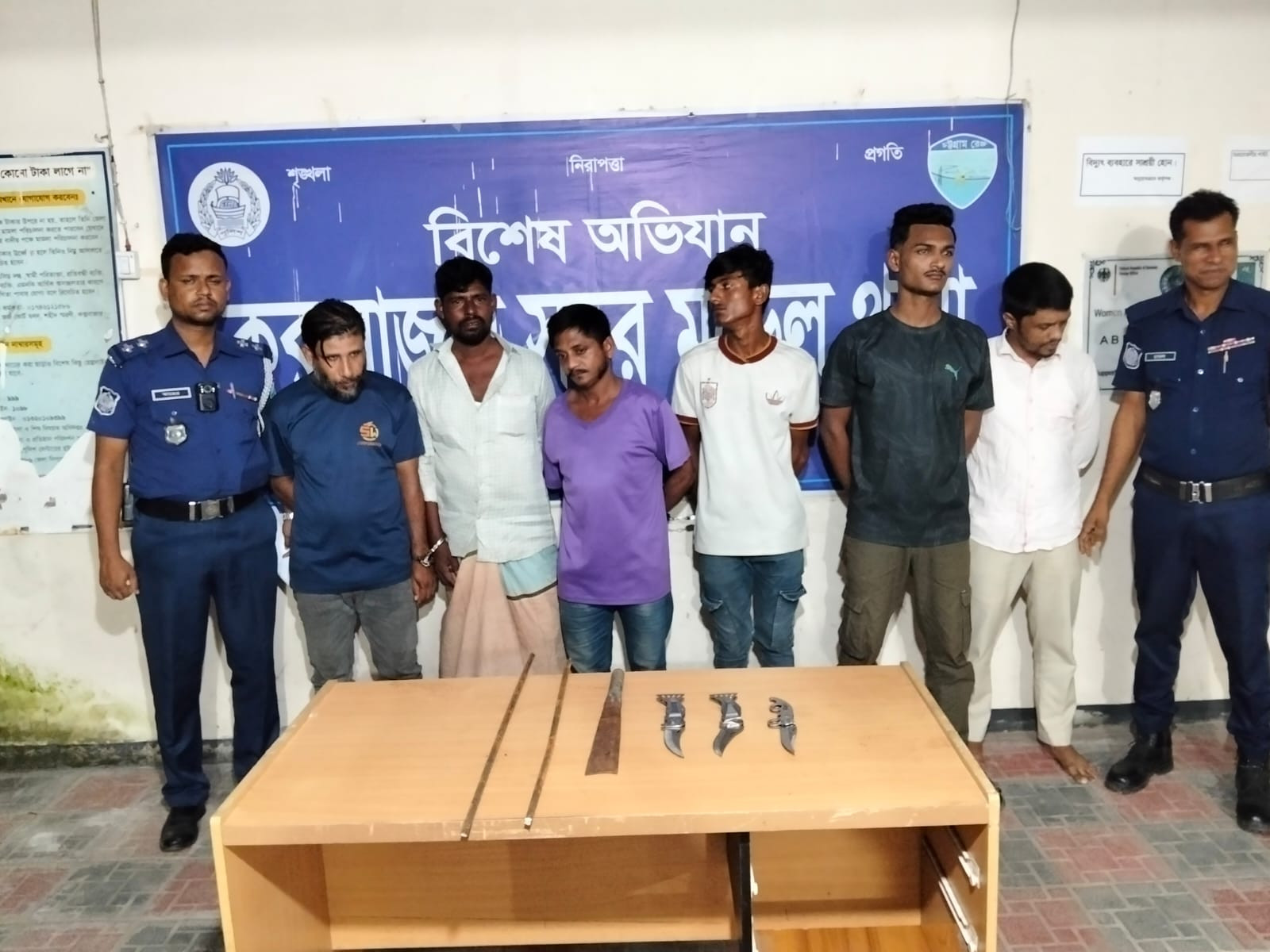কক্সবাজার সদরে পুলিশের বিশেষ অভিযান: ছিনতাইকারী ও মাদকসেবীসহ ২৫ জন গ্রেফতার