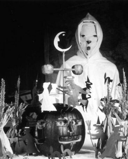 vintage halloween costumes 1930s 20 68f5fc8ee27da 700.jpg