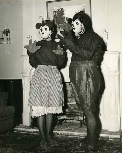 68f8cb486750d creepy vintage halloween photos 700.jpg