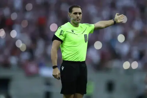 Pressão crescente: árbitro inexperiente pode ser um desafio no clássico entre Grêmio e Cruzeiro