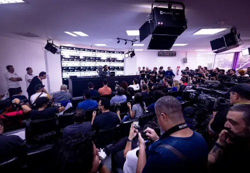 Livra a crise? Seedorf se apresenta e promete reerguer o Corinthians