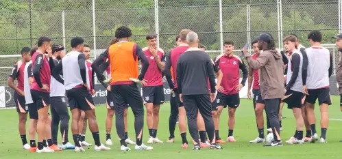 Seedorf inicia nova era no Corinthians com treino no CT