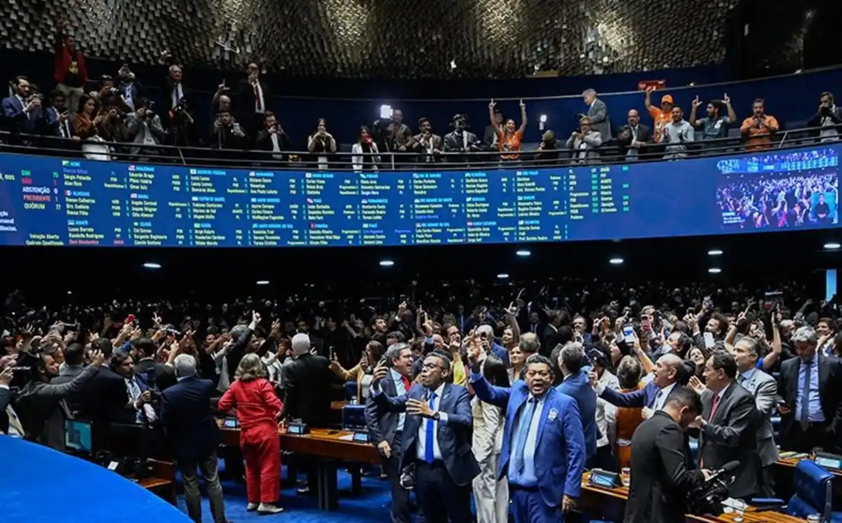Fim da escala 6x1 é aprovado no Senado e obriga bolsonaristas a recuarem em votação histórica