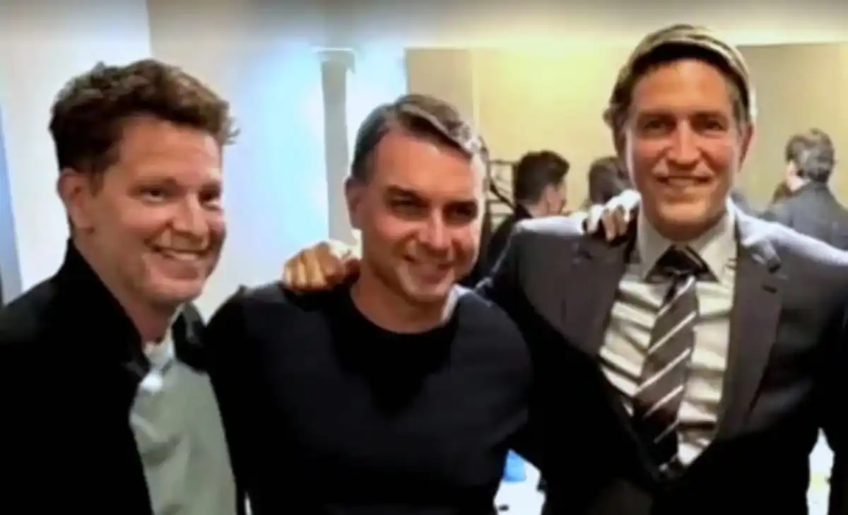 Flávio Bolsonaro planeja ofensiva no debate da Band para tentar disfarçar dinheiro recebido de Vorcaro