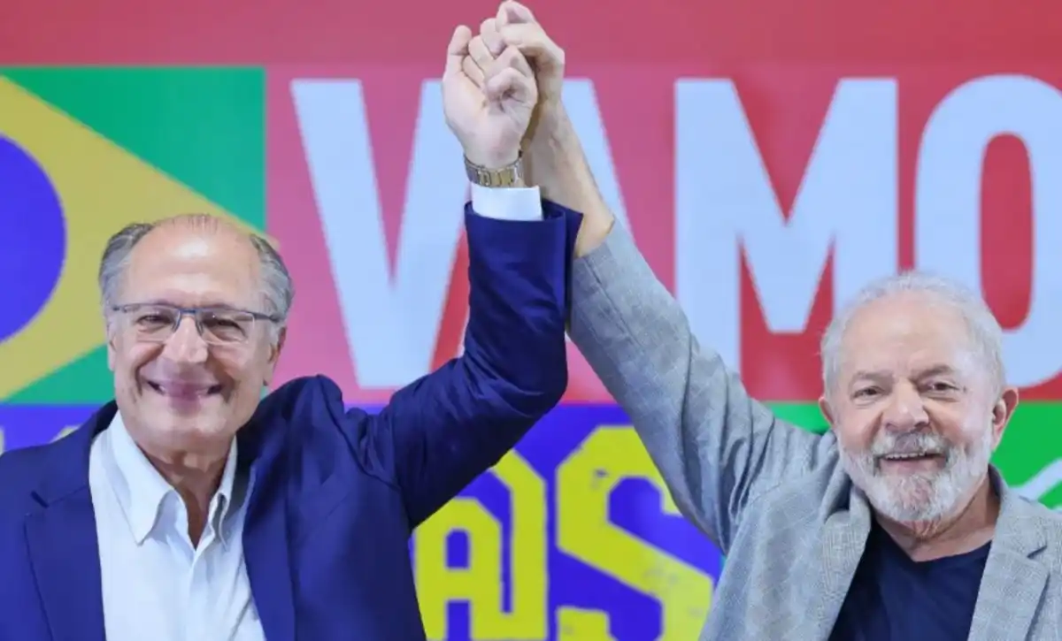Em ato de desespero, Flávio Bolsonaro pede cassação da chapa do presidente Lula no TSE