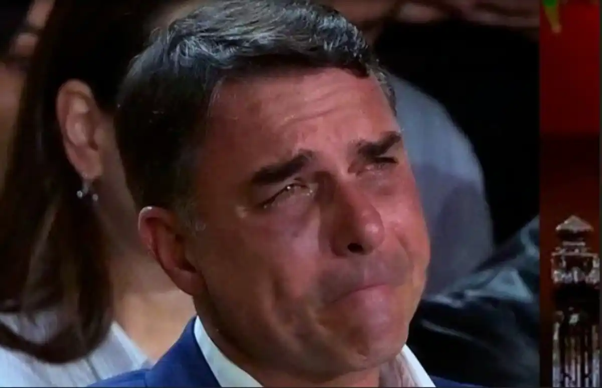 Desesperado, Flávio Bolsonaro tenta censurar 48 perfis progressistas e calar  a militância 