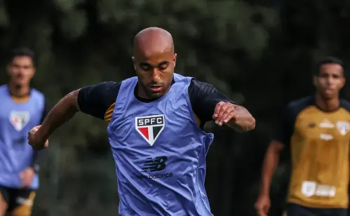 Lucas surpreende e se aproxima de volta ao time titular