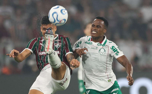 Arias é hostilizado no Maracanã após trocar o Fluminense pelo Palmeiras