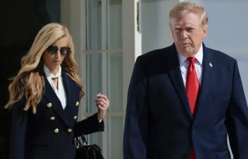 Porta-voz da Casa Branca é demitido por Trump após só cinco dias no cargo
