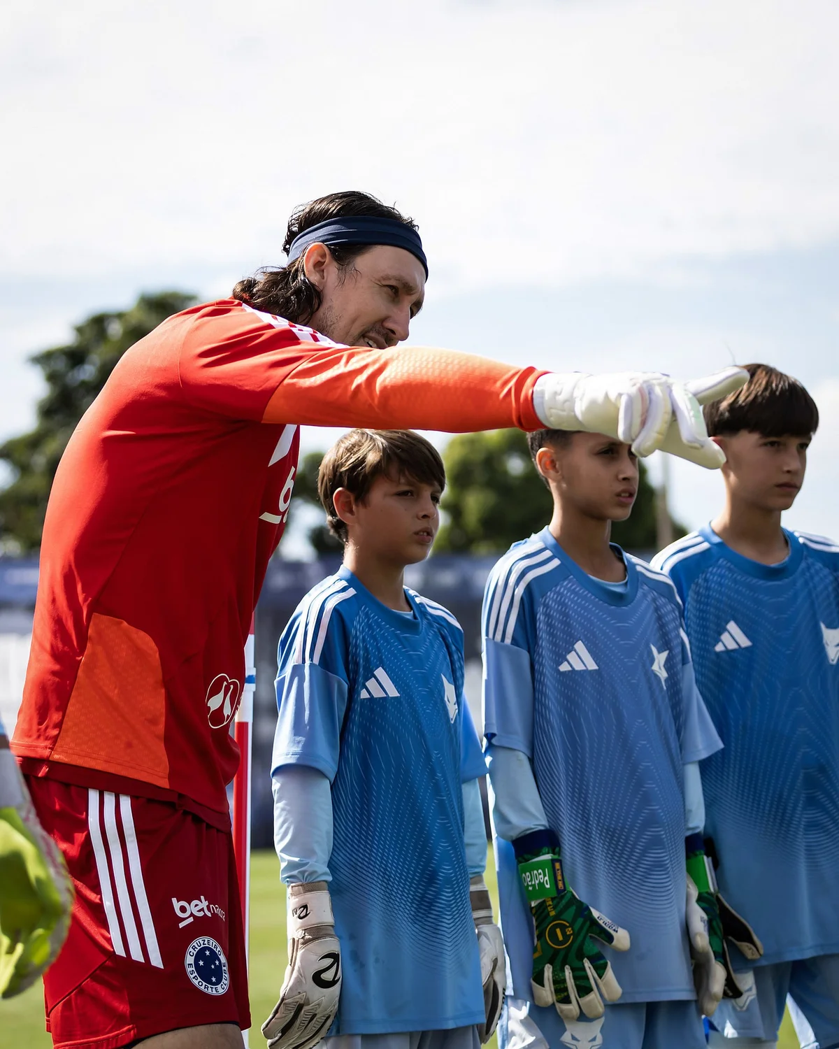 Robertinho transforma a base do Cruzeiro ao integrar jovens goleiros com a experiência de Cássio