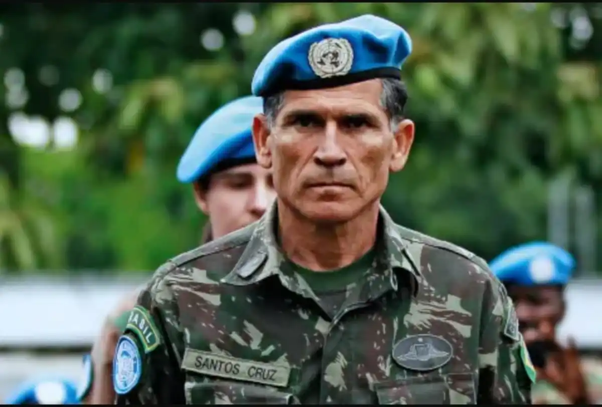 General Santos Cruz  DESMASCARA  O BOLSONARISMO:  “Não é direita, é vigarice”!