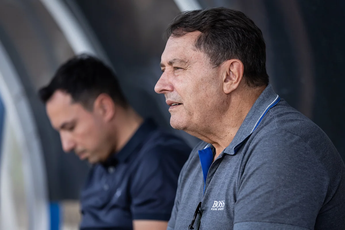 Pressão aumenta no Cruzeiro após protestos da torcida e tensões internas entre jogadores