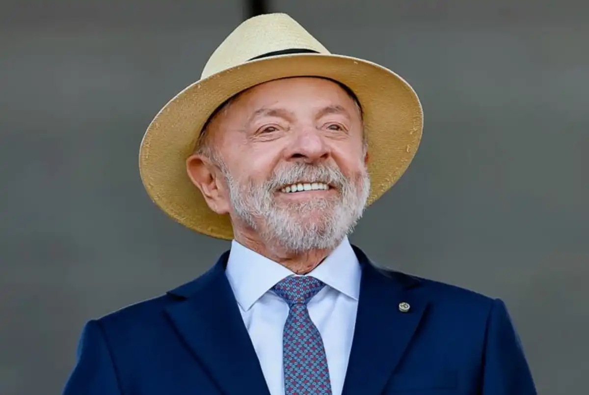PoderData/Aya escancara ARRANCADA DE LULA  enquanto Flávio Bolsonaro  perde vantagem