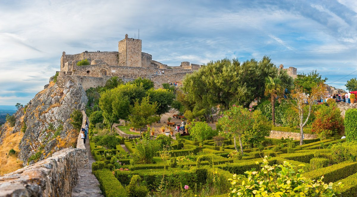 Village fortifié de Marvão et son château perchés sur un piton rocheux dominant la plaine