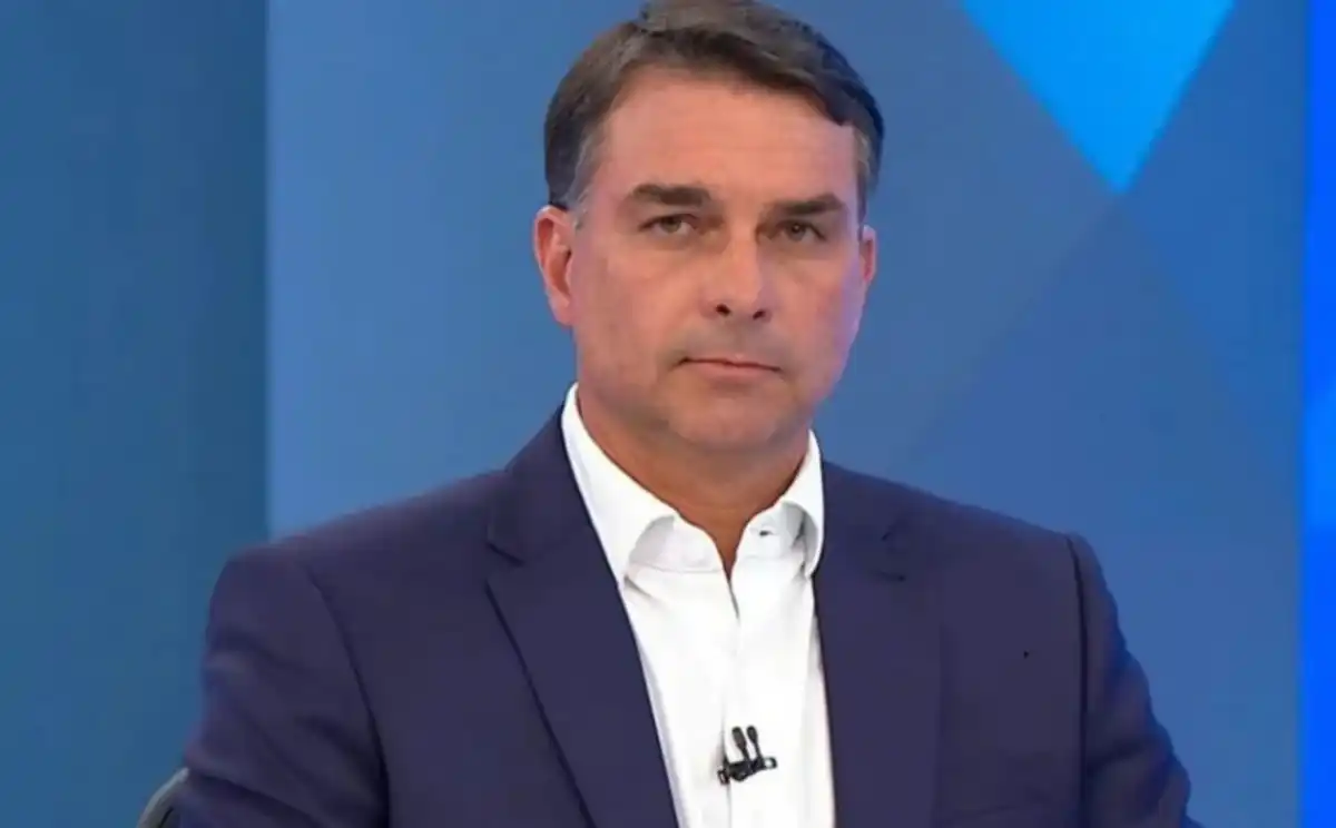 Vexame ao vivo! Flávio Bolsonaro mente, não explica recursos ligados a Vorcaro e se descontrola na Globo!