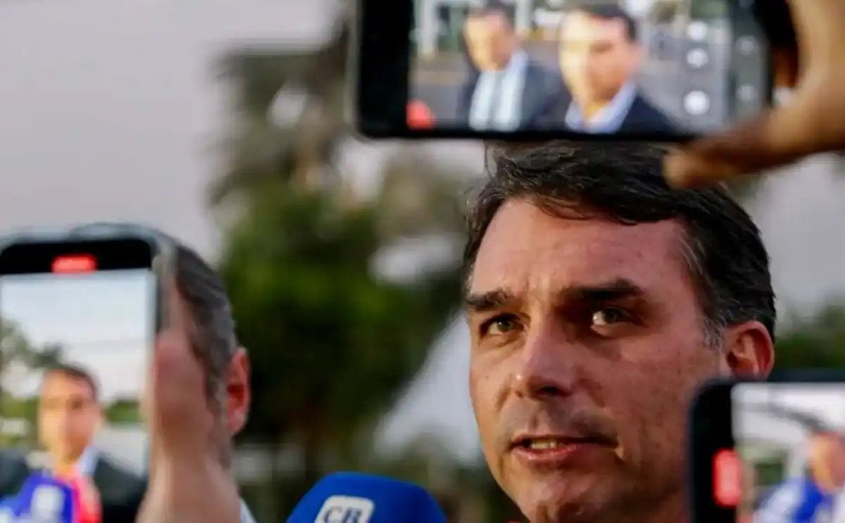 TSE rejeita tentativa de censura de Flávio Bolsonaro e garante liberdade da UNE em ato com Lula