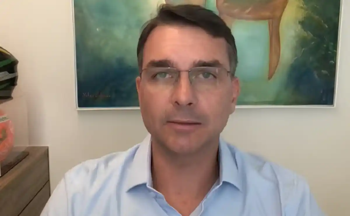 Justiça barra evento de Flávio Bolsonaro e prevê multa de até R$ 500 mil por descumprimento