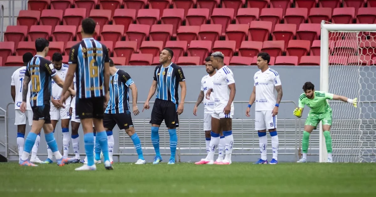 Em Porto Alegre, Cruzeiro busca aproveitar crise do Grêmio para alcançar o G4
