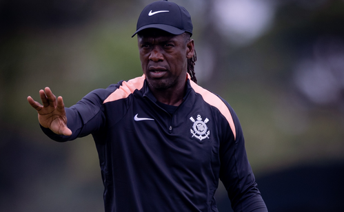 Não vai a campo? Entrave burocrático adia estreia de Seedorf