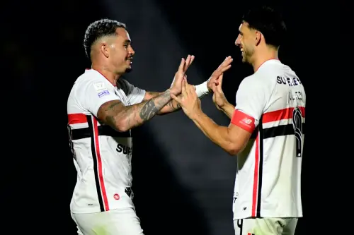 Luciano e Calleri treinam e devem reforçar o time contra o Vasco