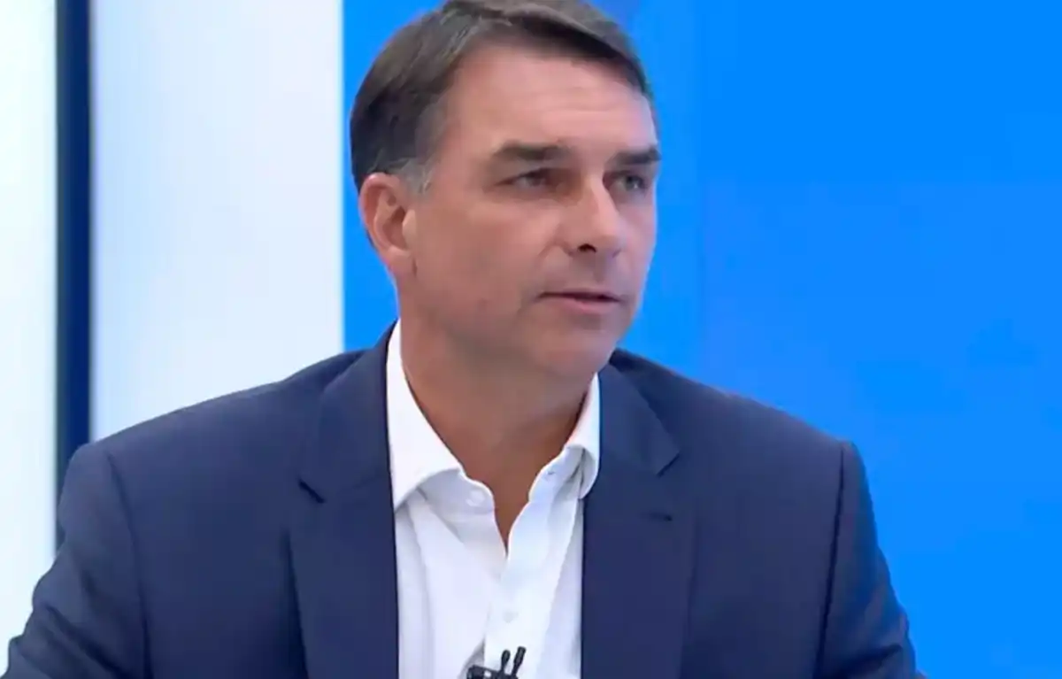 Vexame na Globo! Flávio Bolsonaro surta, espalha fake news e passa pano para Vorcaro