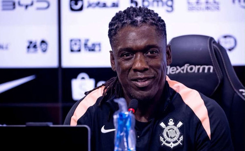 Seedorf transforma ambiente e aguarda regularização para estrear como técnico