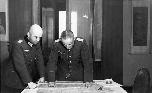 General [Ernst August] Kstring (rechts) und Oberstleutnant [Hans] Krebs vor der Karte.1