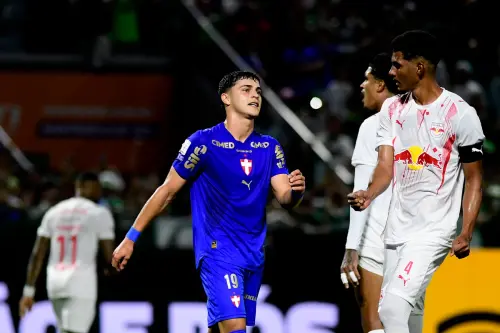 Vitor Roque e Sosa viram dúvidas no ataque de Abel Ferreira