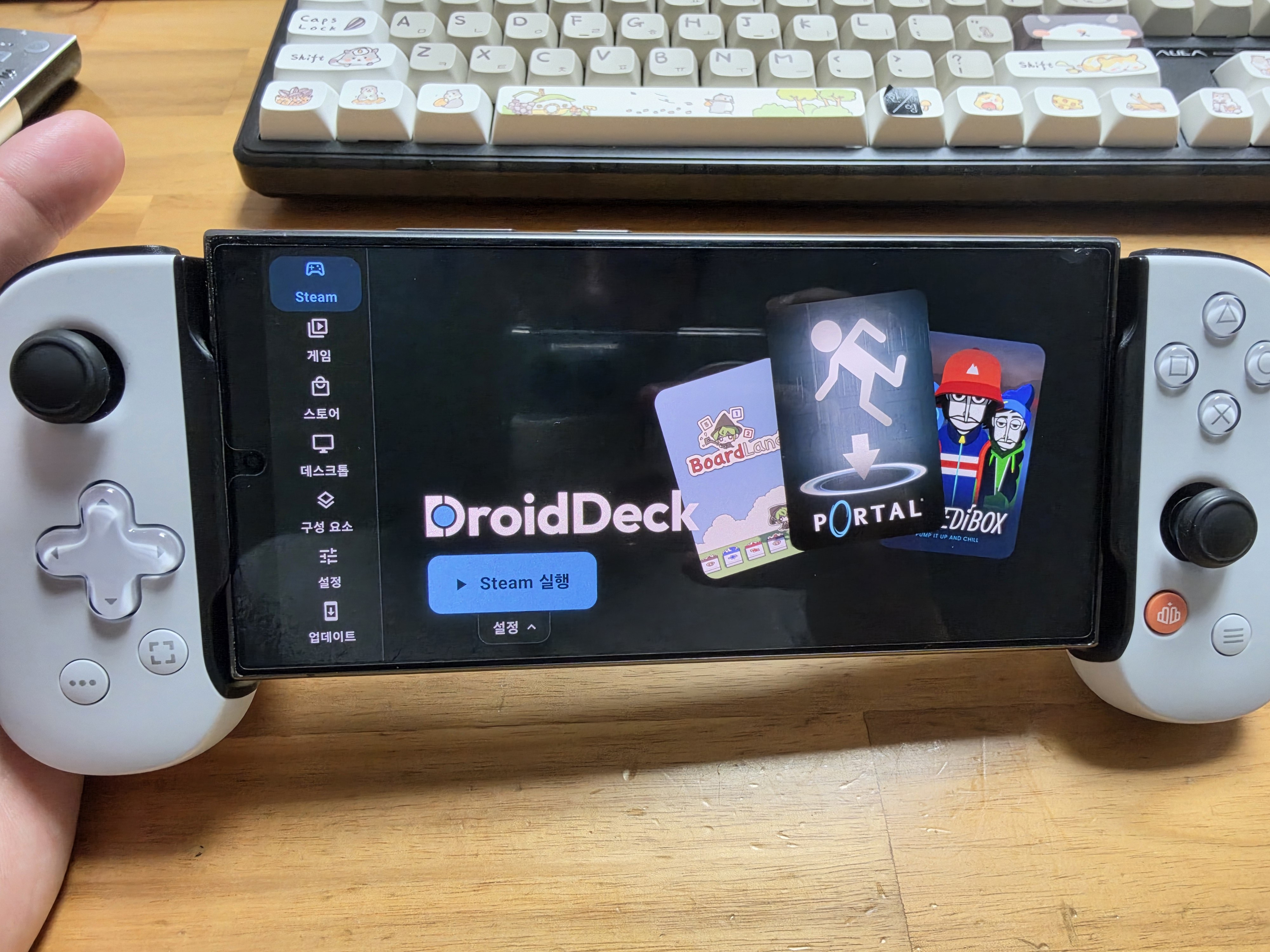 ▲ 깔끔한 화이트 컬러의 게임 패드와 연동된 드로이드덱(DroidDeck)의 직관적인 메인 실행 화면