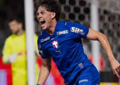 Giay faz quarto gol na temporada, coloca Palmeiras na liderança e comemora melhor fase