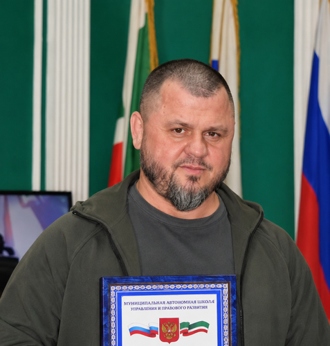 Официальный портрет с наградной грамотой.png
