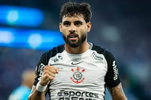Fernando Diniz comanda treino tático e conta com volta de Yuri Alberto