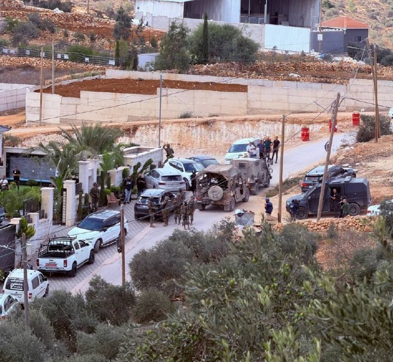 صورة| شرطة وجيش الاحتلال تقتحم قرية أوصرين جنوب نابلس وتداهم المنازل التي اعتدت عليها مليشيات المستوطنين...