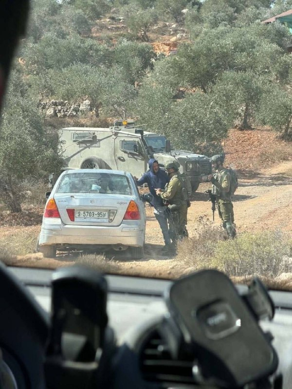 صورة| جيش الاحتلال يحتجز مواطنين خلال محاولتهم الوصول إلى أراضيهم بمنطقة العرمة ببلدة بيتا جنوب نابلس...