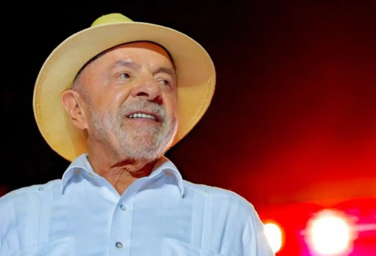 Multidão recebe Lula aos gritos de "Primeiro Turno" durante votação em São Bernardo do Campo