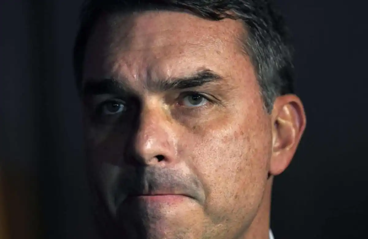Flávio Bolsonaro se desespera e comete crime eleitoral ao vivo ao pedir votos no Rio