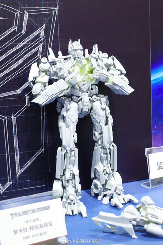 AMK PRO Transformers 2007 Optimus Prime 02.jpg