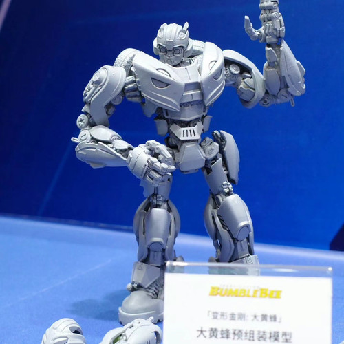 AMK PRO Bumblebee Movie Cybertronian Bumblebee 01.jpg