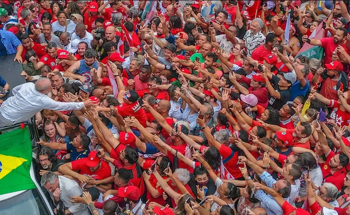Lula reúne multidão em Belo Horizonte e pede mobilização contra a abstenção