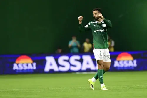 Palmeiras Confia na Força do Elenco e Avalia Alternativas Internas para Substituir Allan