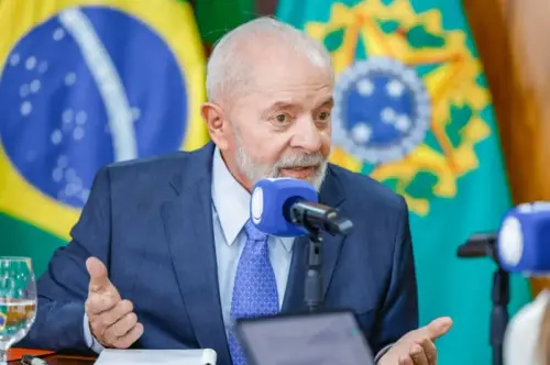 Lula acusa Eduardo Bolsonaro de traição à pátria e exige apuração sobre verba de filme no Caso Master