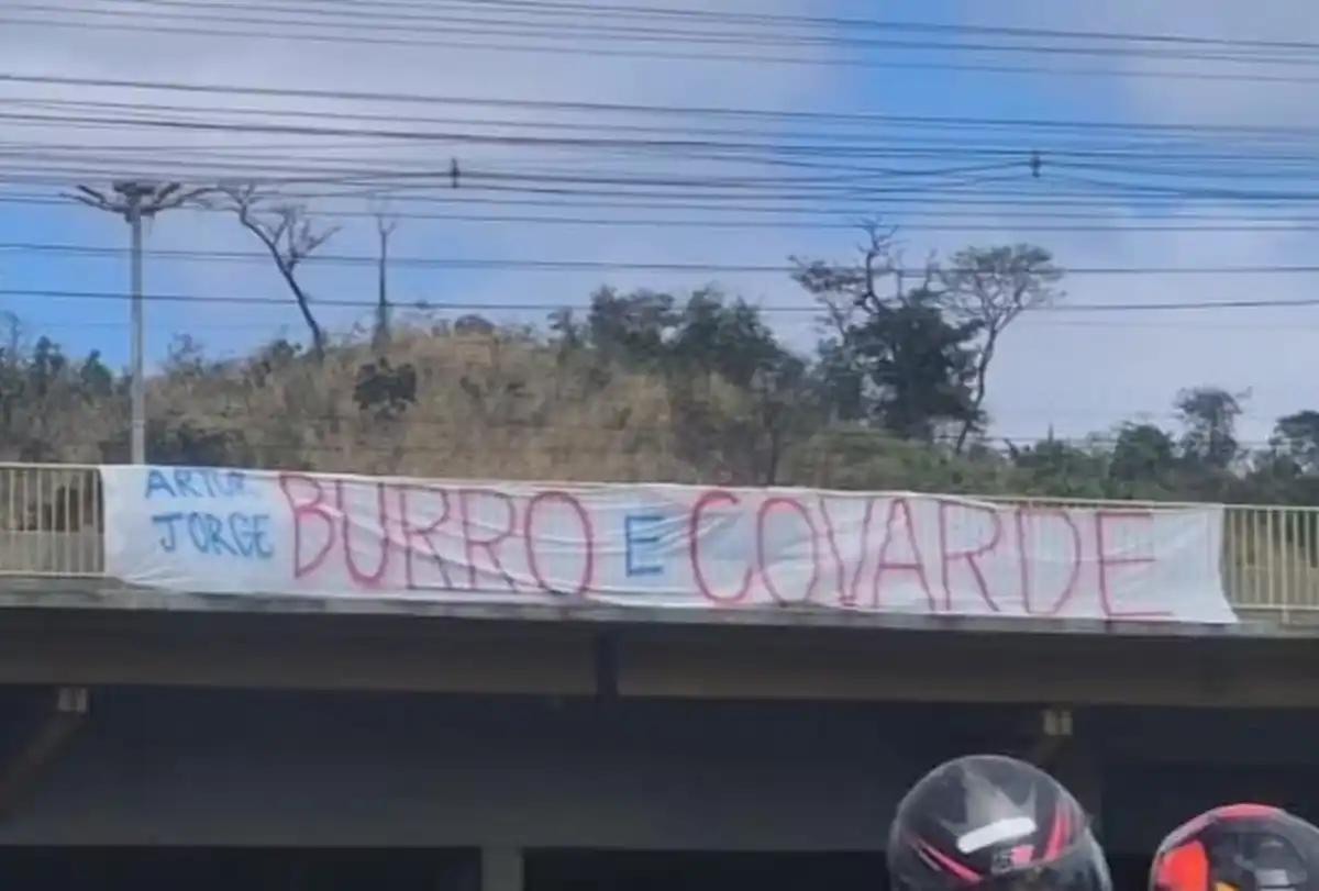 PROTESTO: Viadutos de BH amanhecem com ataques a Artur Jorge e ao elenco