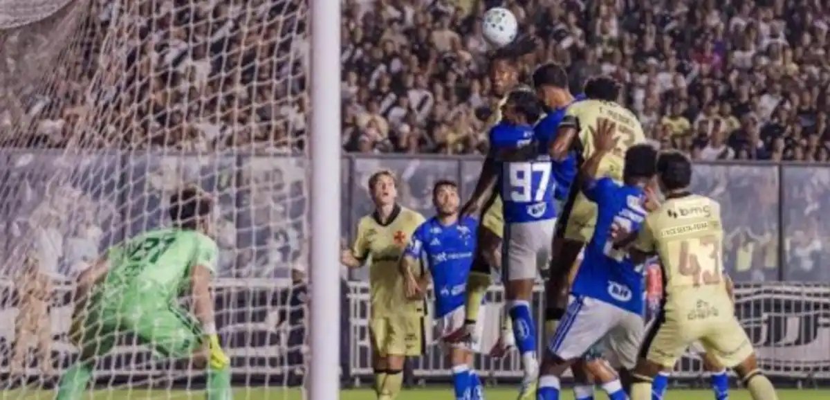 FOI FALTA? Cruzeiro reclama de lance polêmico no primeiro gol do Vasco